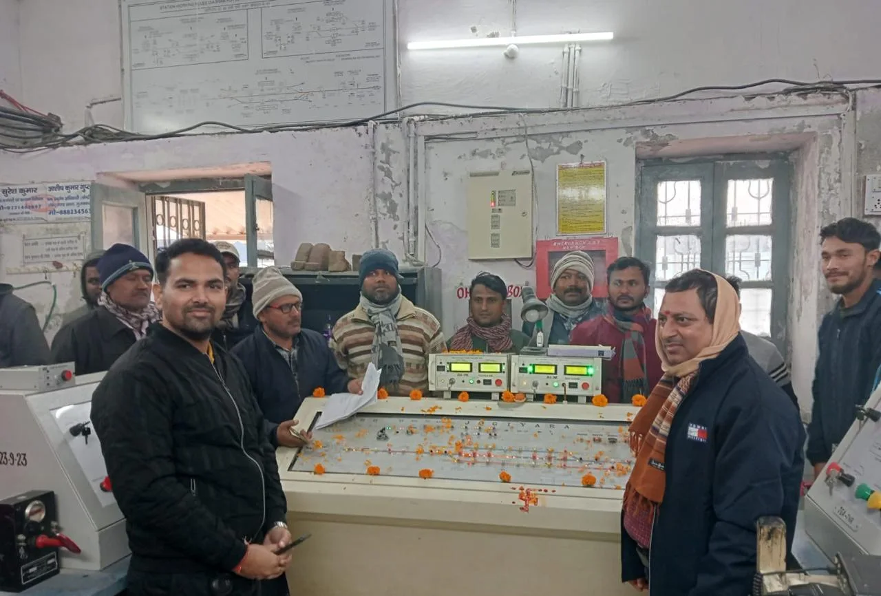 S&T team at the station panel, Darbhanga siding
