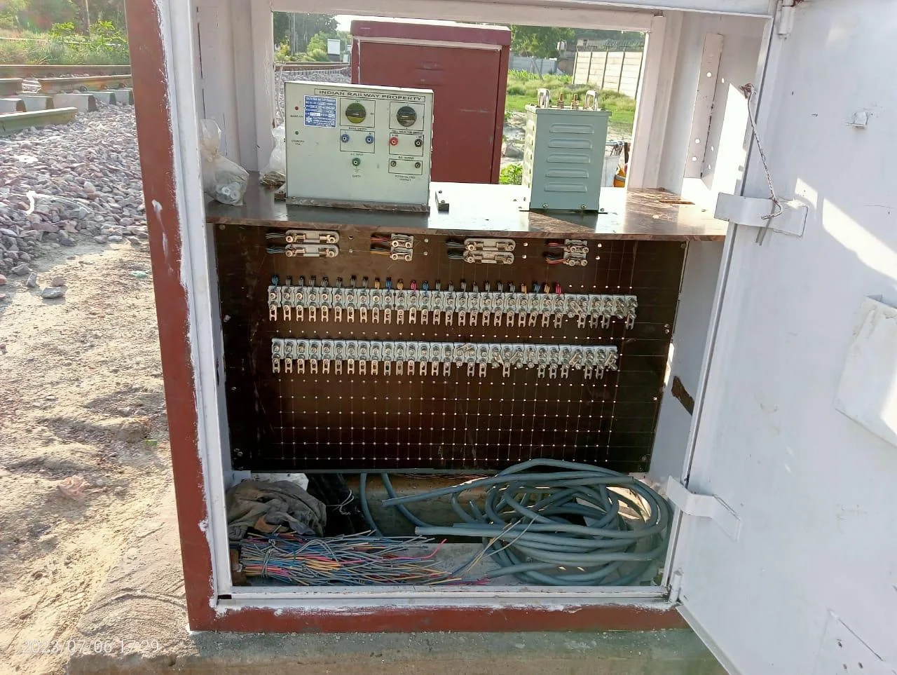 Trackside signalling terminal box with cabling