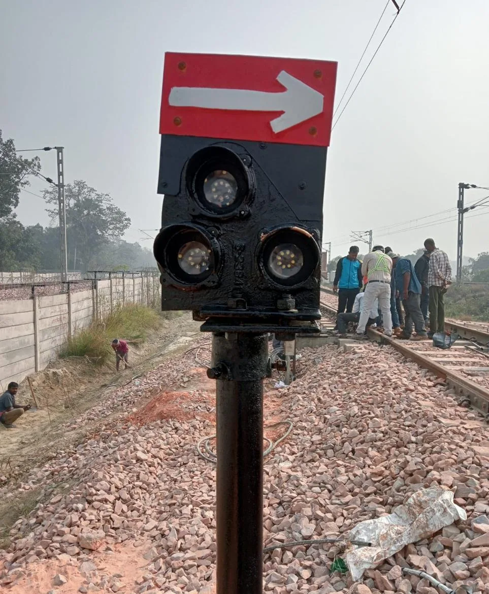 Route indicator signal installed trackside